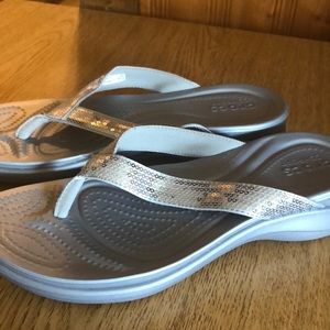 CROCS Silver sequin flip flop sandals sz 9